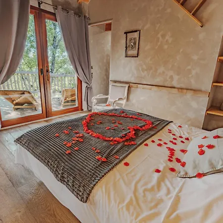 Perchees Dans Les Arbres Capdrot