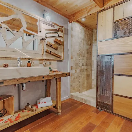 Perchees Dans Les Arbres * Capdrot