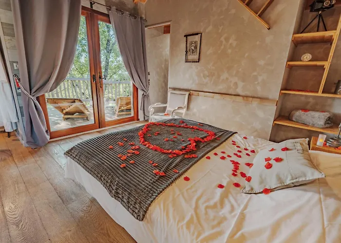 Perchees Dans Les Arbres Capdrot